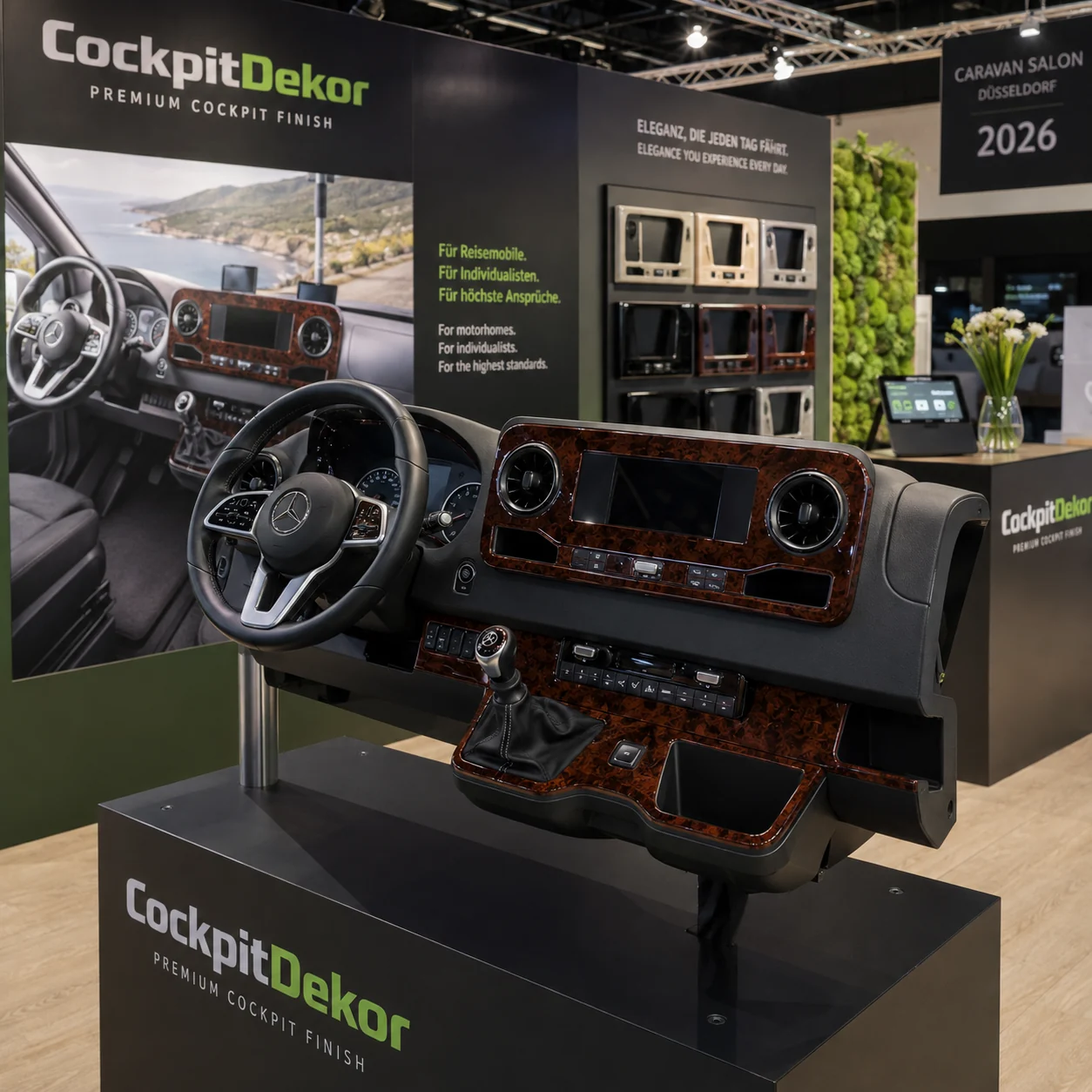 Reisemobil-Cockpit mit Holzdekor